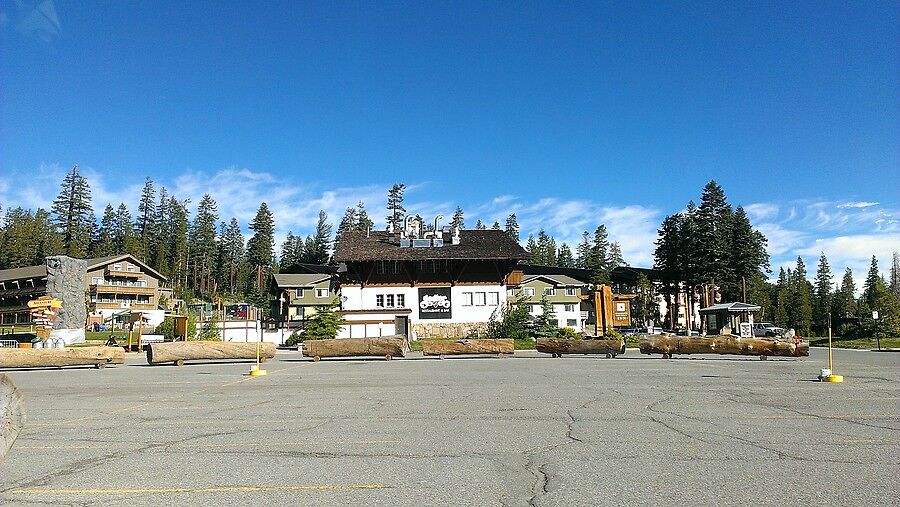 А вот и Mammoth Lakes. Так называется все место в