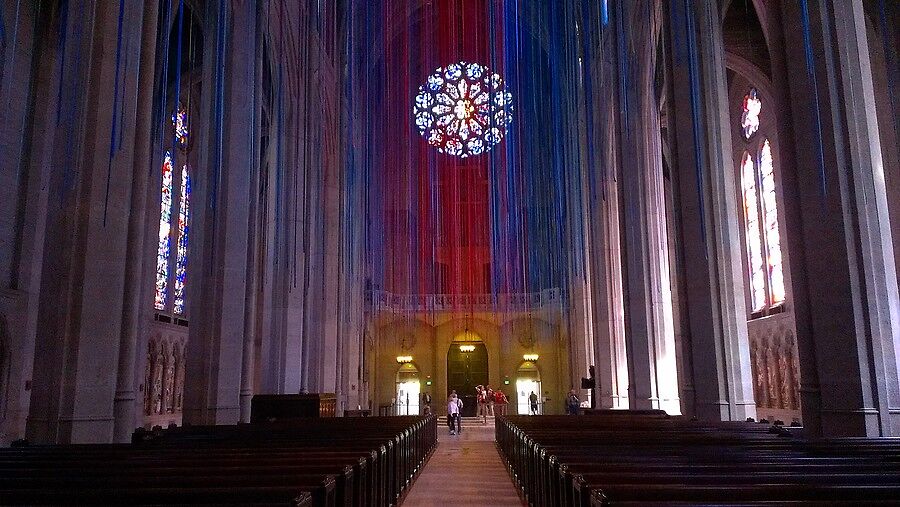 Заглянули в огромный собор Grace Catedral. Помнитс