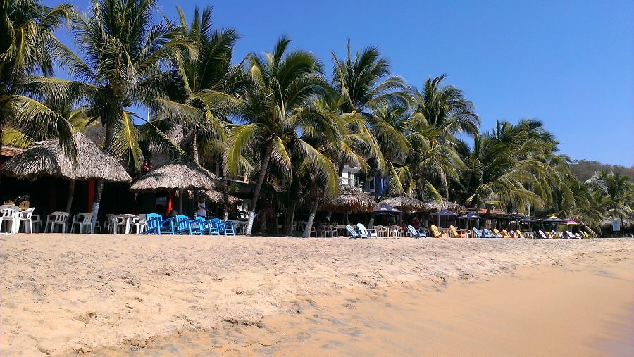 Один пляж целиком заставлен кафешками, но туристов