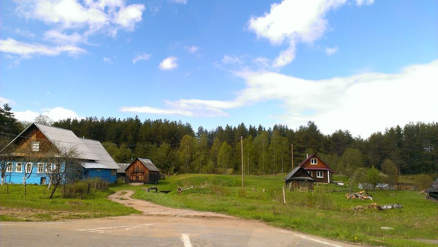 Всю дорогу нас сопровождали деревни со старыми дом