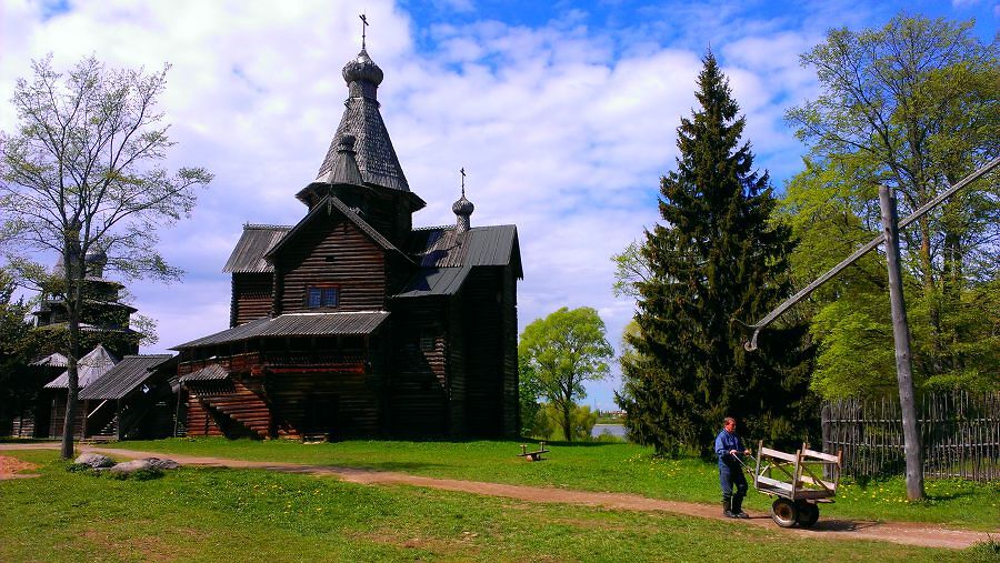 На переднем плане красуется церковь Рождества Бого