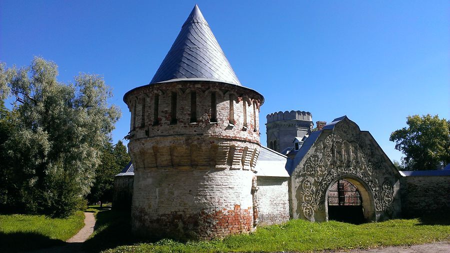 Вот и тот самый городок, обнесенный стеной, местам