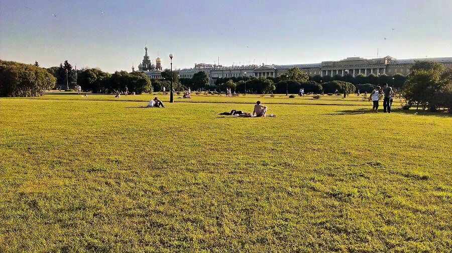 Марсово поле. Ура, здесь можно ходить по газонам!