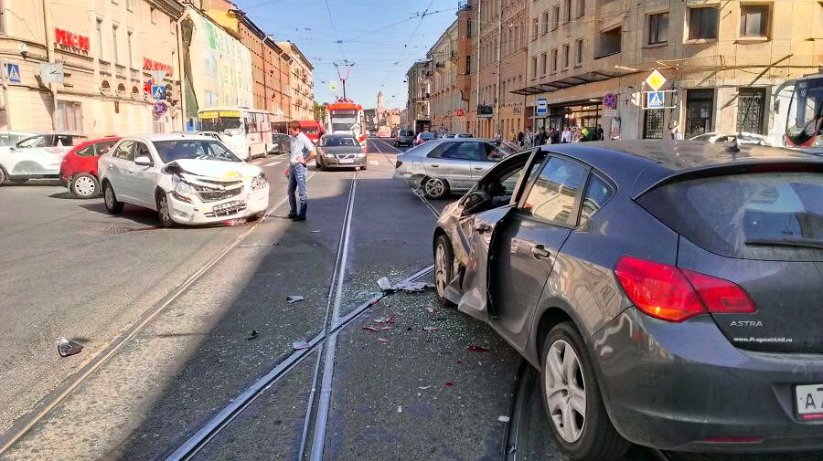 Чудится мне, что такая картина на улицах Питера не