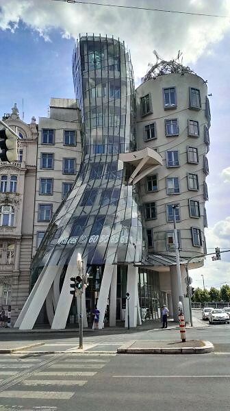 Еще одна знаменитость в Праге - Танцующий дом. Мы