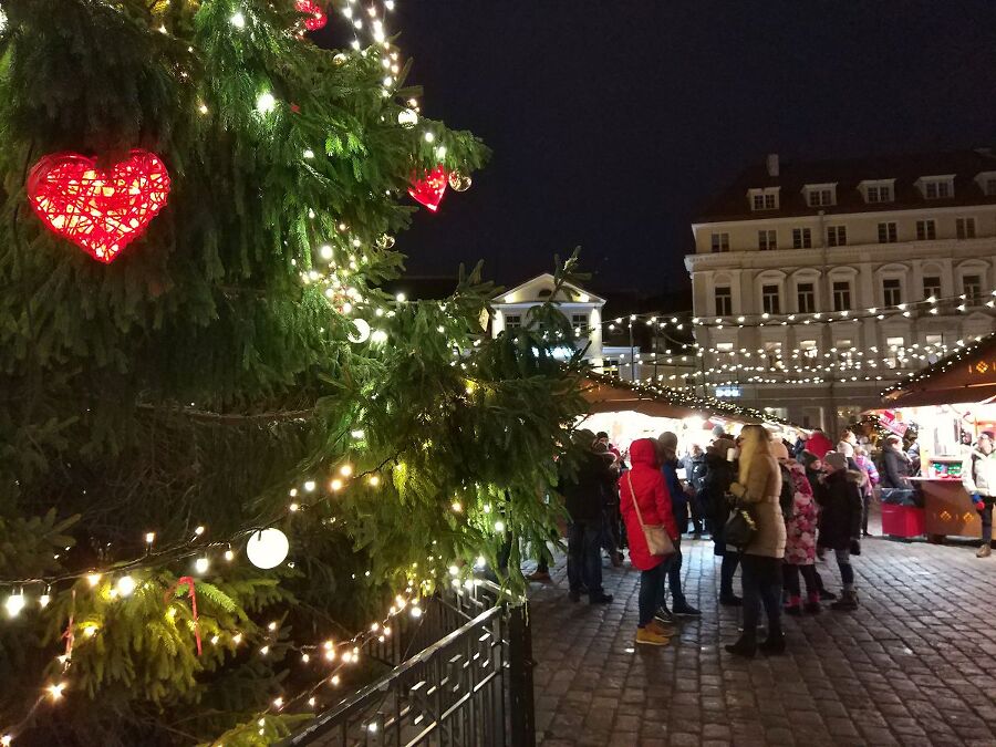 В центре старого города народ глазеет на сувениры,