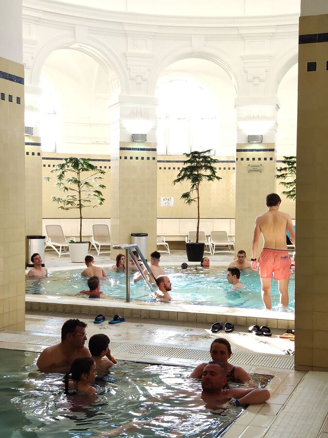 Бассейны с термальными водами. Немного попахивает