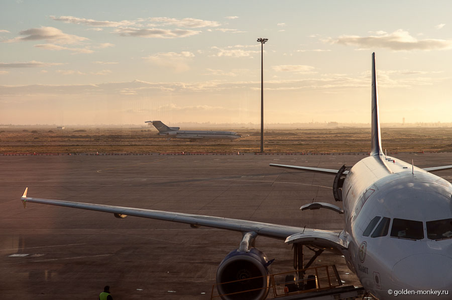 Самолет в аэропорту Дамаска, Сирия Самолет в аэропорту Дамаска, Сирия