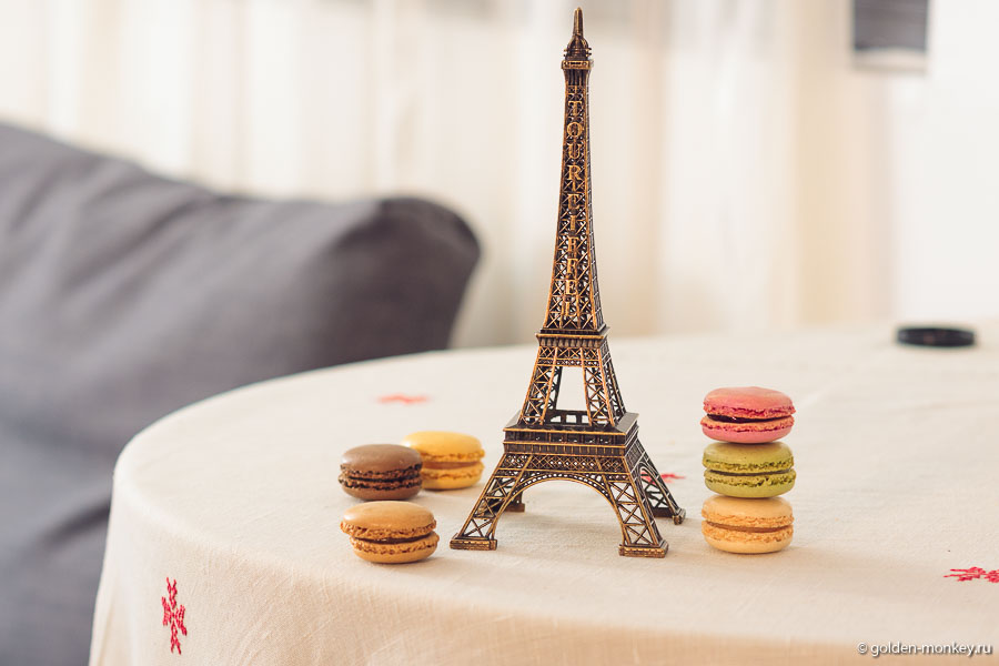 Итак, первые сувениры. На те деньги, что вы нам подарили, мы закупили первые сувениры. Куда же без Эйфелевой башни? Займет достойное место где-нибудь дома. И, конечно, макаруны — эдакий съедобный недолговечный, но сувенир ;) Спасибо, ребята, за подарки! Еще немного денег осталось, так что наверняка найдется что-нибудь еще забавненькое. Вот бы случайно зайти в лавку старьевщика...