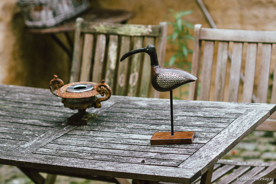 Сей замечательный экспонат был добыт на рынке в Брюгге, где местные мастера ваяют что-то неведомое. Займет достойное место рядом с жуком-скорпионом, выполненным в той же цветовой гамме, которого мы купили в самой первой нашей заграничной поездке где-то в Египте. Ребята, спасибо за подарок!