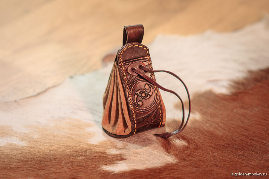 Наконец-то у нас появилось специальное хранилище для монет из разных стран. Все они ютились по коробочкам, пакетикам, а теперь займут свое законное место в этом денежном кожаном мешочке. Тот самый случай, когда оболочка будет соответствовать содержанию. Будете у нас в гостях, непременно требуйте его - там уже есть что порассматривать!