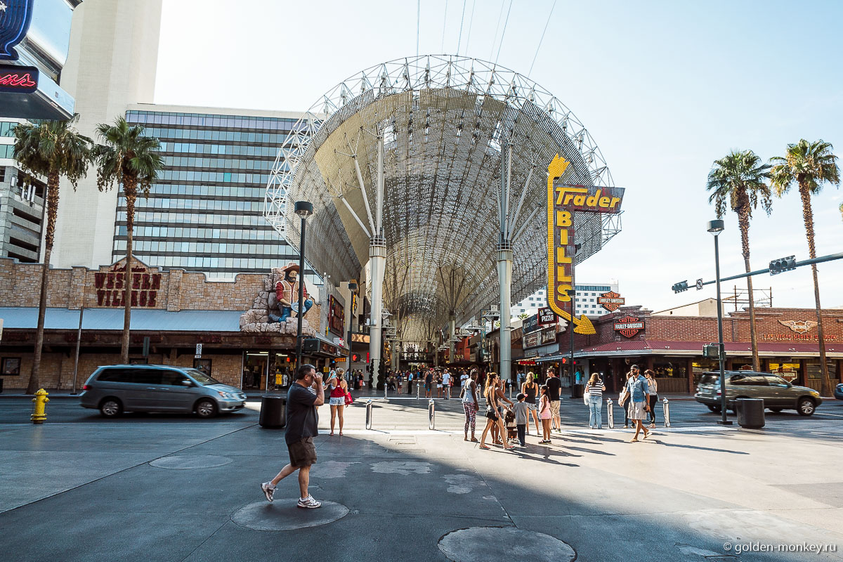 Пешеходная улица Фримонт-Стрит в центре Лас-Вегаса Пешеходная улица Фримонт-Стрит в центре Лас-Вегаса