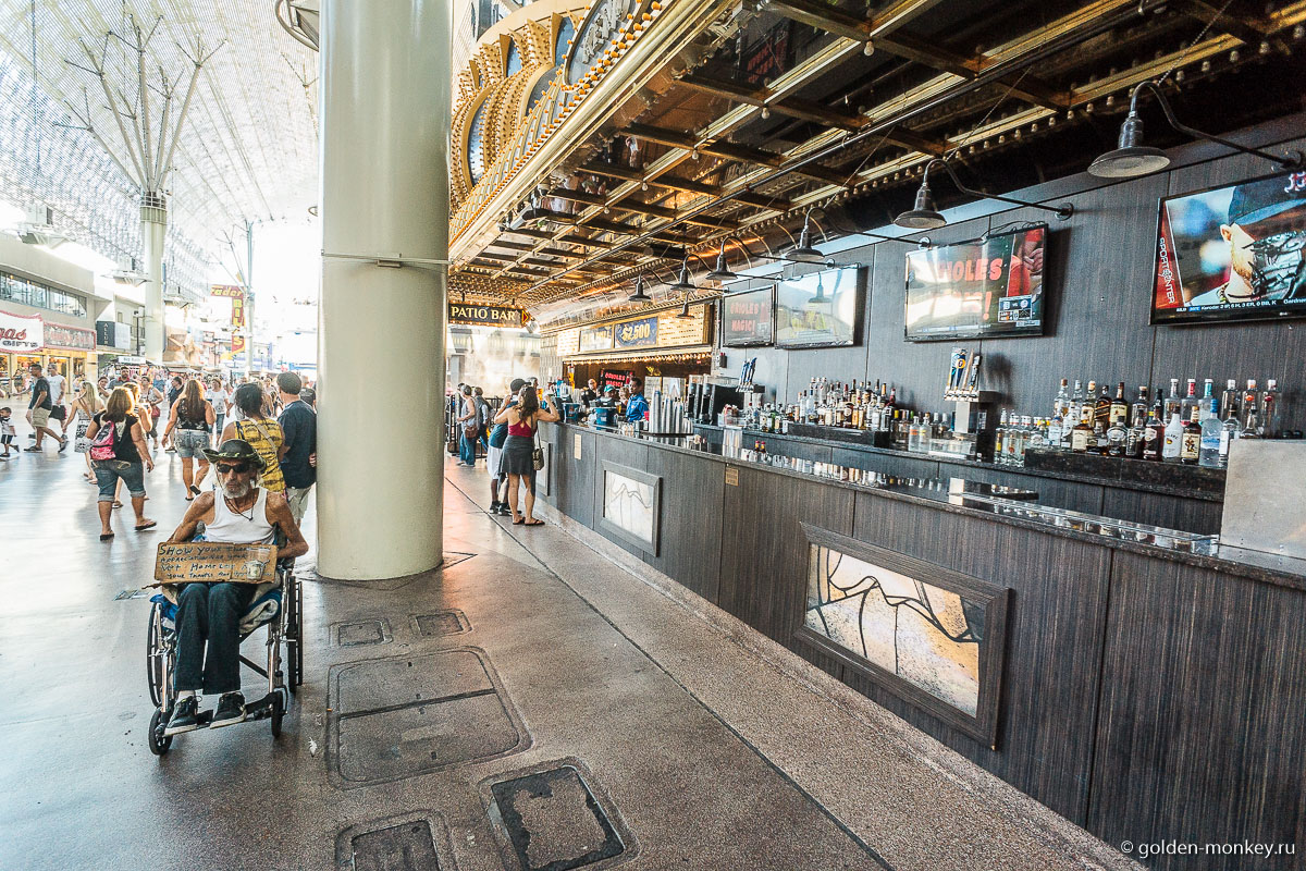 Попрошайка рядом с баром Попрошайка рядом с баром