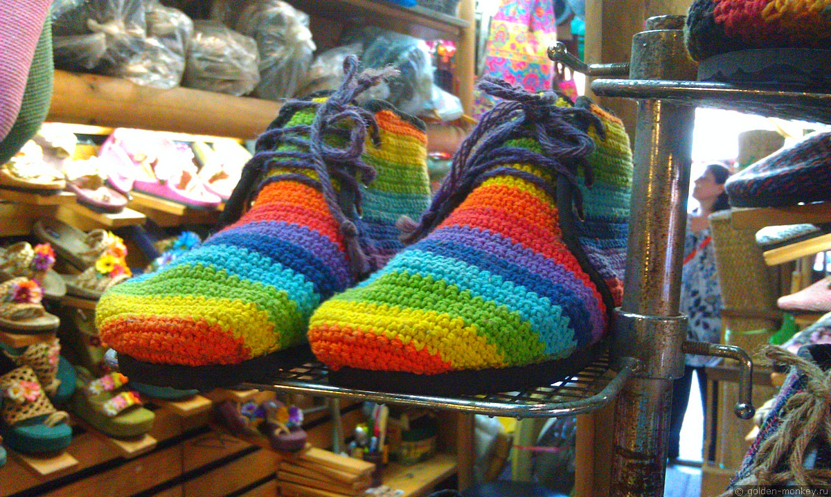 Для любителе хиппи-стайл настоящим сокровищем станут такие веселенькие «черевички» )) Найдены они были на Чатучаке, где в целом хороший выбор всяких милых мелочей. Для любителе хиппи-стайл настоящим сокровищем станут такие веселенькие «черевички» )) Найдены они были на Чатучаке, где в целом хороший выбор всяких милых мелочей.