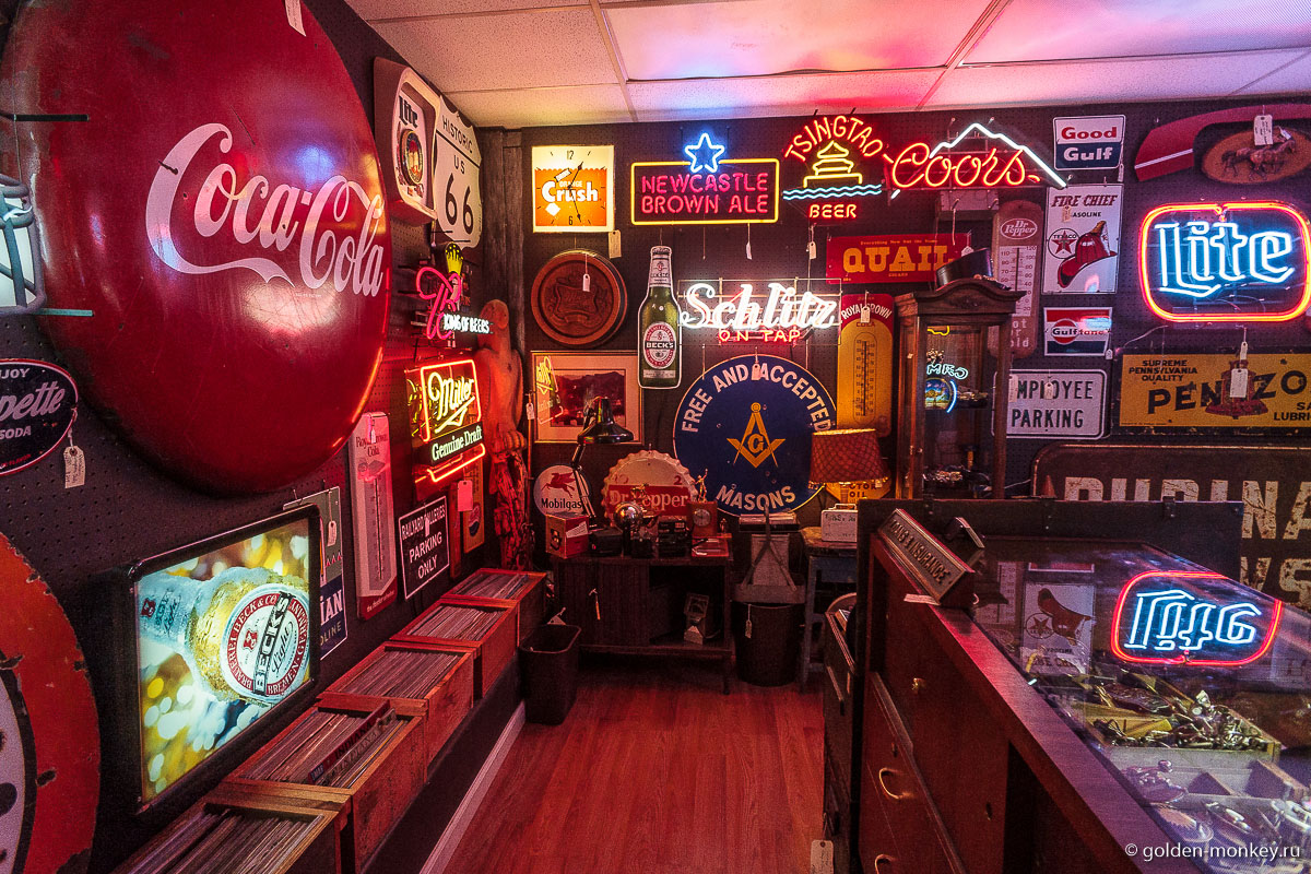 Куда интереснее, на мой взгляд, неоновые вывески, которыми можно украсить комнату или еще что-нибудь. Выглядят они очень стильно и даже, кажется, заряжают какой-то энергетикой. Вам так не кажется? Кстати, много антикварных магазинчиков мы видели в Лас-Вегасе, там полным-полно классных вещей. И еще не забудьте заглянуть в музей Neon, мы там не были и очень жалеем об этом. Куда интереснее, на мой взгляд, неоновые вывески, которыми можно украсить комнату или еще что-нибудь. Выглядят они очень стильно и даже, кажется, заряжают какой-то энергетикой. Вам так не кажется? Кстати, много антикварных магазинчиков мы видели в Лас-Вегасе, там полным-полно классных вещей. И еще не забудьте заглянуть в музей Neon, мы там не были и очень жалеем об этом.