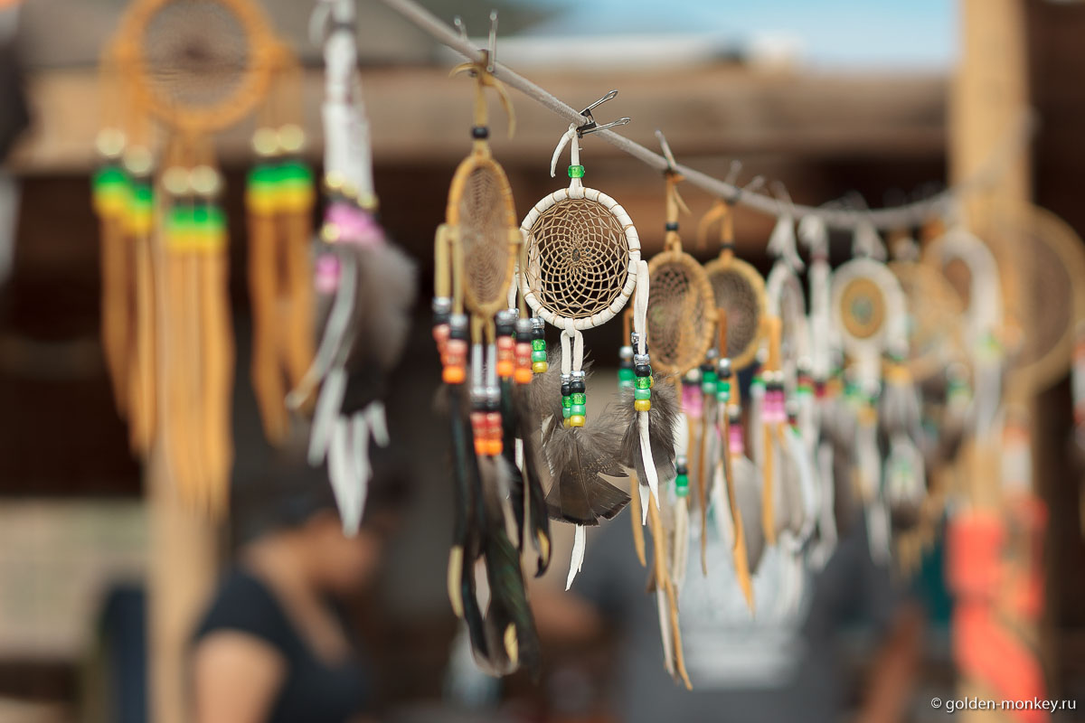 На землях индейцев навахо полным полно мелочей, которые очень нравятся туристам, а по мне так ерунда полная, но все же. Звучит, во всяком случае, неплохо: «Сувенир с земель коренных индейцев»! На землях индейцев навахо полным полно мелочей, которые очень нравятся туристам, а по мне так ерунда полная, но все же. Звучит, во всяком случае, неплохо: «Сувенир с земель коренных индейцев»!