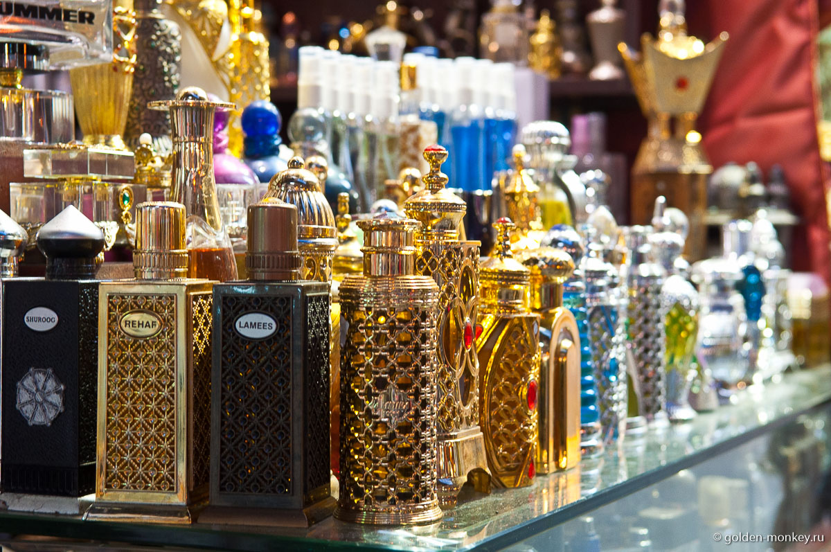 Местные девушки были настолько ароматные, что проходя мимо по улице, оставляли после себя стойкий шлейф чего-то цветочно-фруктового. Я как-то даже зашла в парфюмерный магазинчик и спросила, чем это они так вкусно пахнут, а точнее, какие духи пользуются наибольшей популярностью. Оказалось, «Бритни Спирз» и «Цветок апельсина». В Сирии, как и в Египте распространены духи местного производства, копирующие некоторые известные ароматы. Местные девушки были настолько ароматные, что проходя мимо по улице, оставляли после себя стойкий шлейф чего-то цветочно-фруктового. Я как-то даже зашла в парфюмерный магазинчик и спросила, чем это они так вкусно пахнут, а точнее, какие духи пользуются наибольшей популярностью. Оказалось, «Бритни Спирз» и «Цветок апельсина». В Сирии, как и в Египте распространены духи местного производства, копирующие некоторые известные ароматы.