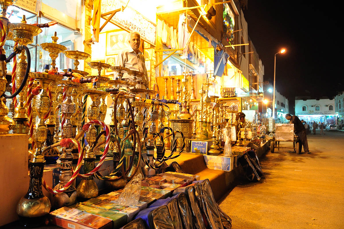 В качестве подарка вполне может оказаться красивый и блестящий кальян. Такого добра в Египте полно, особенно, если добраться до какого-нибудь рынка в Хургаде или Шам-эль-Шейхе. Думаю, многие друзья оценили бы такой презент, главное, довезти. В качестве подарка вполне может оказаться красивый и блестящий кальян. Такого добра в Египте полно, особенно, если добраться до какого-нибудь рынка в Хургаде или Шам-эль-Шейхе. Думаю, многие друзья оценили бы такой презент, главное, довезти.