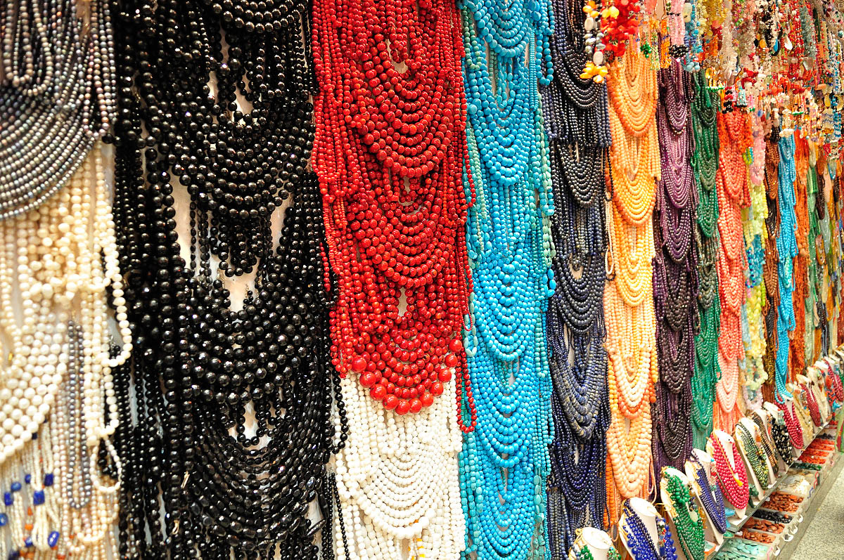 Украшения для многих также станут приятным сюрпризом. От многообразия и цветовой гаммы разбегаются глаза. На этой фотографии – нити с бусинами, знаю, что многие рукодельницы любят закупаться в Египте материалами, совмещая приятное с полезным. Украшения для многих также станут приятным сюрпризом. От многообразия и цветовой гаммы разбегаются глаза. На этой фотографии – нити с бусинами, знаю, что многие рукодельницы любят закупаться в Египте материалами, совмещая приятное с полезным.