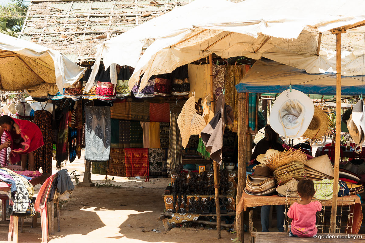 К примеру, что-нибудь из одежды – тунику, расшитую слонами, легкие шаровары, украшенные бусинками и прочими висюльками или шарфик. К примеру, что-нибудь из одежды – тунику, расшитую слонами, легкие шаровары, украшенные бусинками и прочими висюльками или шарфик.