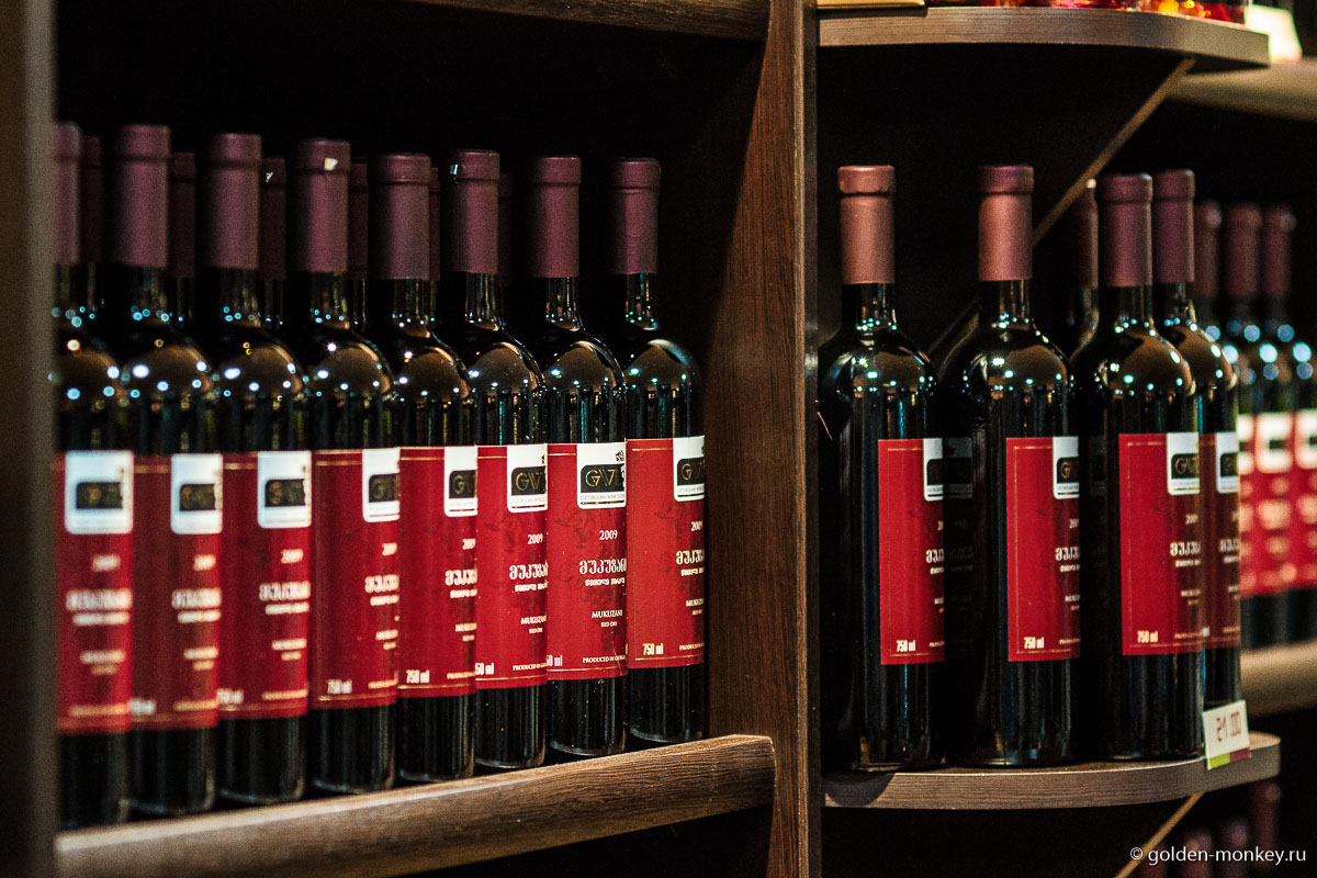 Отличным дополнением к новогоднему столу станет вкуснейшее грузинское вино – Кхареба, Саперави, Хванчкара и многие другие. Стоит недорого, качество отменное! Для себя можно купить разливное вино, которое, к сожалению, долго не хранится. Отличным дополнением к новогоднему столу станет вкуснейшее грузинское вино – Кхареба, Саперави, Хванчкара и многие другие. Стоит недорого, качество отменное! Для себя можно купить разливное вино, которое, к сожалению, долго не хранится.