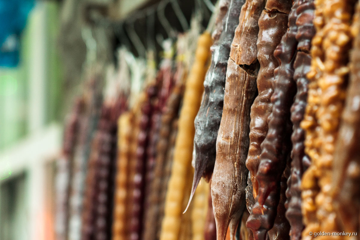 Куда же без чурчхелы! Сладкоежки останутся довольны сладким подарком. Бывает она разная – из сока белого и красного винограда, с грецким орехом или с лесным, но вся одинаково вкусная. Куда же без чурчхелы! Сладкоежки останутся довольны сладким подарком. Бывает она разная – из сока белого и красного винограда, с грецким орехом или с лесным, но вся одинаково вкусная.