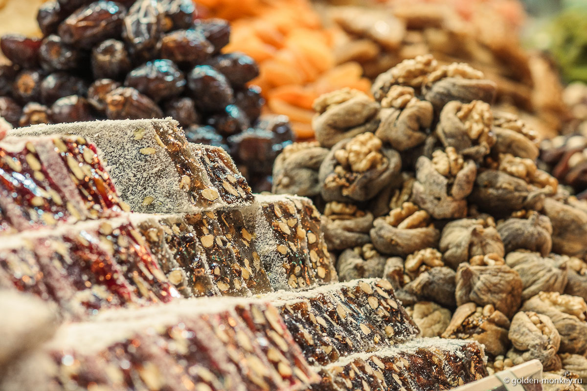 На рынках всю эту красоту можно бесплатно попробовать, даже покупать после совершенно не обязательно. Продавцы сами будут вас зазывать и чуть ли не насильно заставлять кушать всякие лукумы, правда, некоторые потом могут немного обидеться, если вы ничего не купите (или сделать вид), но не переживайте, это лишь до тех пор, пока на горизонте не замаячит новый турист. На рынках всю эту красоту можно бесплатно попробовать, даже покупать после совершенно не обязательно. Продавцы сами будут вас зазывать и чуть ли не насильно заставлять кушать всякие лукумы, правда, некоторые потом могут немного обидеться, если вы ничего не купите (или сделать вид), но не переживайте, это лишь до тех пор, пока на горизонте не замаячит новый турист.