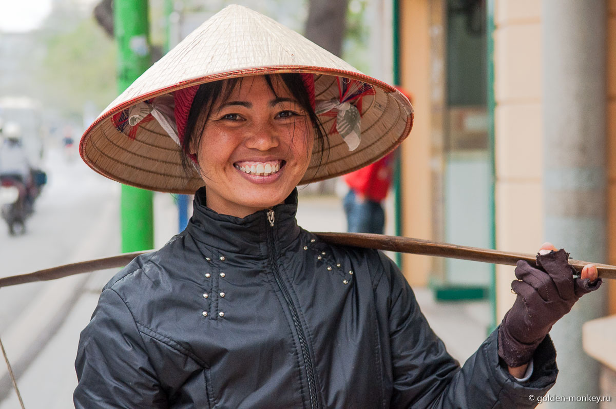 Самым колоритным подарком, пожалуй, станет вьетнамская шляпа из пальмовых листьев, которая называется «нон». Кстати, она отлично защищает от солнца, причем, не только голову, но и шею с плечами. Туристы увозят такие целыми пачками, чтобы потом раздаривать в качестве сувениров, сама видела в аэропорту )) Самым колоритным подарком, пожалуй, станет вьетнамская шляпа из пальмовых листьев, которая называется «нон». Кстати, она отлично защищает от солнца, причем, не только голову, но и шею с плечами. Туристы увозят такие целыми пачками, чтобы потом раздаривать в качестве сувениров, сама видела в аэропорту ))