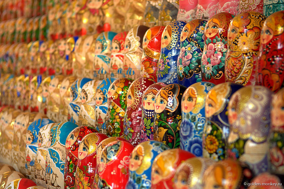 Ну, конечно же, матрешек, куда же без этих расписных красавиц? Это же визитная карточка всех российских сувениров. Хотя, с большим удивлением обнаружила, что в Мексике продаются точно такие же )) Ну, конечно же, матрешек, куда же без этих расписных красавиц? Это же визитная карточка всех российских сувениров. Хотя, с большим удивлением обнаружила, что в Мексике продаются точно такие же ))