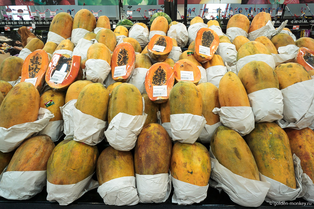 Прилавок в магазине с папайей Прилавок в магазине с папайей