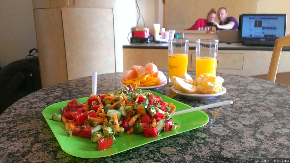 салат овощной с авокадо салат овощной с авокадо