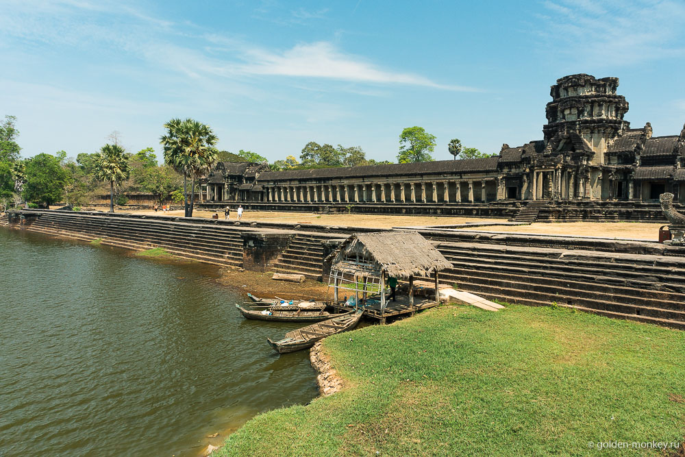 Камбоджа, внешняя стена Ангкор Вата и ров с водой