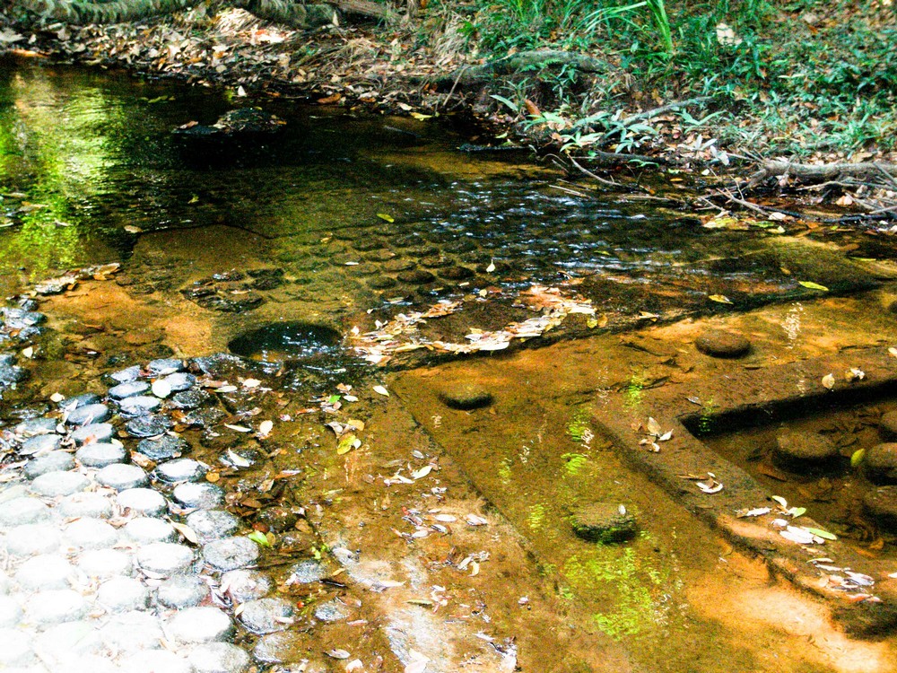 Линги, выдолбленные на дне реки. Фото: mybackpaq.wordpress.com. Линги, выдолбленные на дне реки. Фото: mybackpaq.wordpress.com.