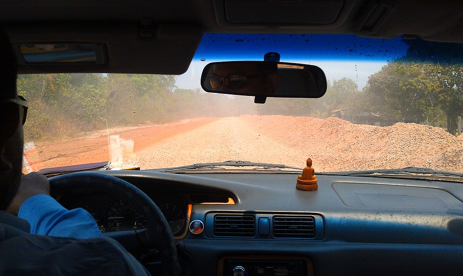 Дорога, ведущая из храма Бенг Мелиа в Бантей Срей, Ангкор, Камбоджа. Дорога, ведущая из храма Бенг Мелиа в Бантей Срей, Ангкор, Камбоджа.