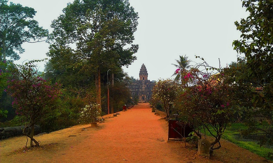 Главный храм комплекса Ролуос – Баконг. В общем-то, достаточно познакомиться только с ним, если время на экскурсии ограничено, потому как он из всей троицы самый крупный, видный и интересный. Лично мы за отведенные нам 15 минут успели лишь взглянуть на него со стороны и погулять по окрестным территориям, утопающим в цветах. Главный храм комплекса Ролуос – Баконг. В общем-то, достаточно познакомиться только с ним, если время на экскурсии ограничено, потому как он из всей троицы самый крупный, видный и интересный. Лично мы за отведенные нам 15 минут успели лишь взглянуть на него со стороны и погулять по окрестным территориям, утопающим в цветах.