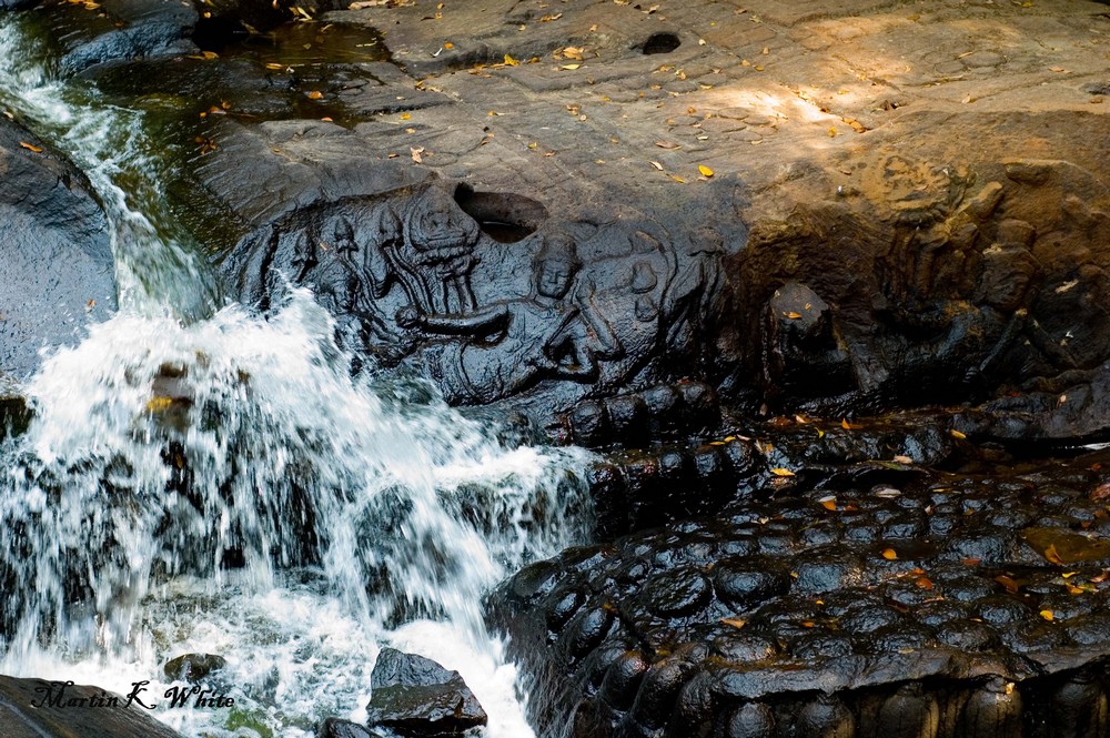Линги и барельефы в Кбал Спин, Ангкор, Камбоджа. Линги и барельефы в Кбал Спин, Ангкор, Камбоджа.