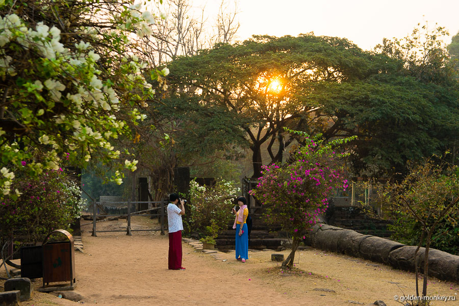 Наши соратники и восходящее солнце. В Ролуос мы приехали как раз на рассвете. Наши соратники и восходящее солнце. В Ролуос мы приехали как раз на рассвете.