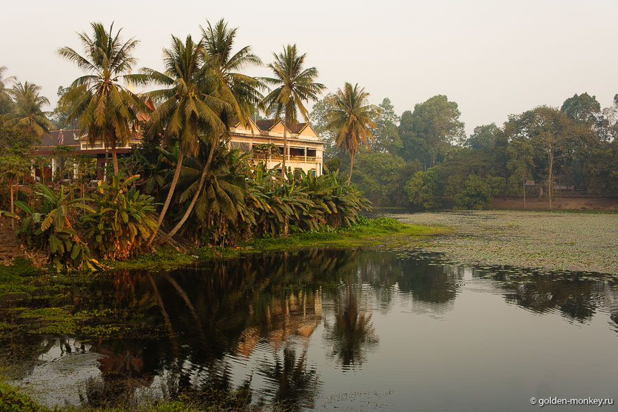 Храм Баконг возведен на искусственной насыпи посреди такого же искусственного острова, окруженного водоемом. Если вы крайне ограничены во времени, то, думаю, не случится ничего страшного, если обойдете Ролуос стороной, есть в Ангкоре места и поинтереснее. Храм Баконг возведен на искусственной насыпи посреди такого же искусственного острова, окруженного водоемом. Если вы крайне ограничены во времени, то, думаю, не случится ничего страшного, если обойдете Ролуос стороной, есть в Ангкоре места и поинтереснее.