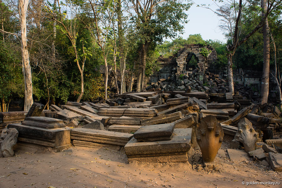 В храм можно попасть со всех четырех сторон света, и к каждому входу ведут широкие мощеные дороги с балюстрадами аналогичные описанной выше. Центральный вход, к которому подвозят водители, завален камнями, поэтому внутрь приходится пробираться через разлом в стене. В храм можно попасть со всех четырех сторон света, и к каждому входу ведут широкие мощеные дороги с балюстрадами аналогичные описанной выше. Центральный вход, к которому подвозят водители, завален камнями, поэтому внутрь приходится пробираться через разлом в стене.