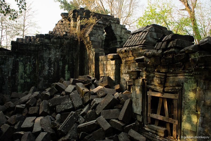 Бенг Мелиа словно магнит приманивает к себе путешественников, завораживая именно своим «каменным беспорядком». Есть предположения, что разрушения связаны не только и не столько с действием времени и сил природы, сколько являются результатом действий религиозных фанатиков и искателей сокровищ. Любопытно, что они здесь нашли и стащили? Бенг Мелиа словно магнит приманивает к себе путешественников, завораживая именно своим «каменным беспорядком». Есть предположения, что разрушения связаны не только и не столько с действием времени и сил природы, сколько являются результатом действий религиозных фанатиков и искателей сокровищ. Любопытно, что они здесь нашли и стащили?