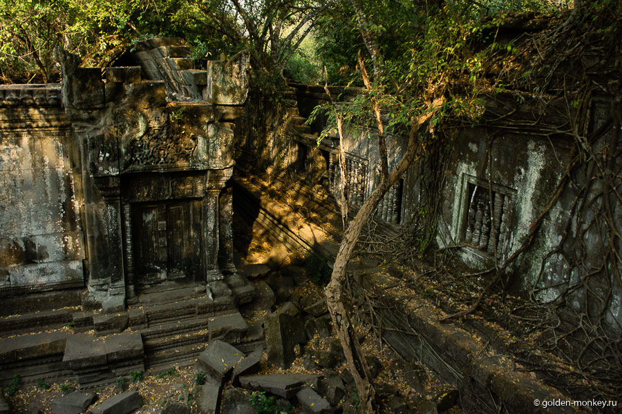 Однако, без преувеличения скажу, что самое интересное находится за пределами этого мостика, как раз там, куда приглашают прогуляться местные проводники. Если не боитесь высоты и имеете желание, можно прогуляться в отдаленные части храма самостоятельно, правда ходить придется по верхушкам стен. Мы именно так и поступили. Справедливости ради стоит заметить, что лазить по стенам и перекрытиям очень опасно, потому как они могут обрушиться или сложиться, как карточный домик, но разве возможно устоять? Однако, без преувеличения скажу, что самое интересное находится за пределами этого мостика, как раз там, куда приглашают прогуляться местные проводники. Если не боитесь высоты и имеете желание, можно прогуляться в отдаленные части храма самостоятельно, правда ходить придется по верхушкам стен. Мы именно так и поступили. Справедливости ради стоит заметить, что лазить по стенам и перекрытиям очень опасно, потому как они могут обрушиться или сложиться, как карточный домик, но разве возможно устоять?