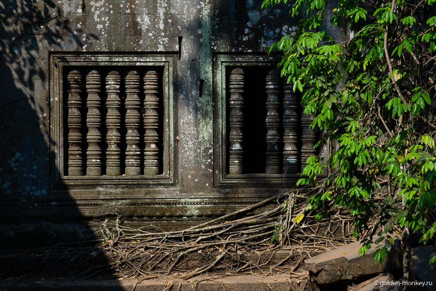 Фальш-окна, такие же вы увидите в Ангор Вате. Фальш-окна, такие же вы увидите в Ангор Вате.