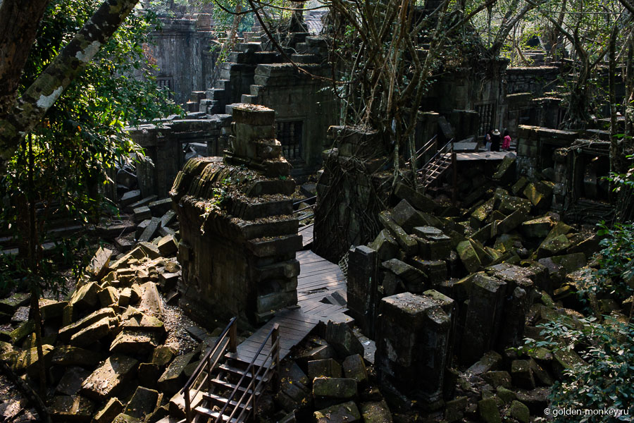 Поскольку «потолок» и стены храма во многих местах обрушились, завалив «пол» и многочисленные дверные проемы обломками, для удобства перемещения туристов был сделан деревянный мостик, позволяющий безопасно прогулять по храму и попасть в его центральную часть. Поскольку «потолок» и стены храма во многих местах обрушились, завалив «пол» и многочисленные дверные проемы обломками, для удобства перемещения туристов был сделан деревянный мостик, позволяющий безопасно прогулять по храму и попасть в его центральную часть.