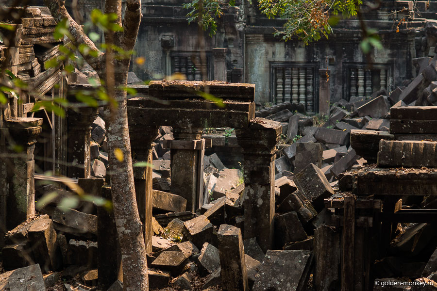 Если вы будете не в составе туристической группы, готовьтесь к тому, что к вам сразу же, буквально на входе, попробует пристроиться кто-то из местных, чтобы рассказать и показать «все, что скрыто», т.е. провести по нехоженым местам и закоулкам. Естественно это все будет не бесплатно, но в начале экскурсии об этом тактично промолчат. Мы от такого товарища еле-еле отвязались. Это, пожалуй, единственное, что нарушило царящие в Бенг Мелиа гармонию и покой. Если вы будете не в составе туристической группы, готовьтесь к тому, что к вам сразу же, буквально на входе, попробует пристроиться кто-то из местных, чтобы рассказать и показать «все, что скрыто», т.е. провести по нехоженым местам и закоулкам. Естественно это все будет не бесплатно, но в начале экскурсии об этом тактично промолчат. Мы от такого товарища еле-еле отвязались. Это, пожалуй, единственное, что нарушило царящие в Бенг Мелиа гармонию и покой.