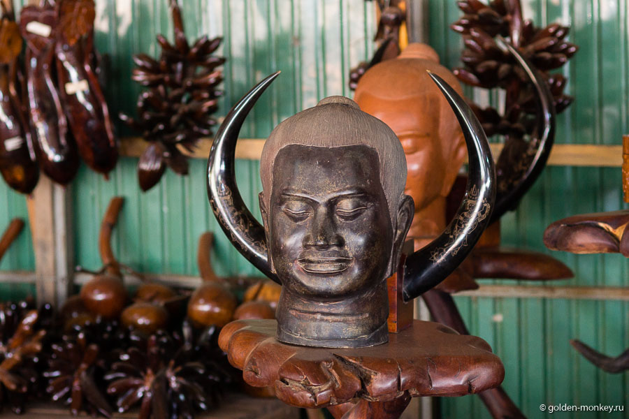 Сувениры в магазине по дороге из Бенг Мелиа в Бантей Срей, Ангкор, Камбоджа. Сувениры в магазине по дороге из Бенг Мелиа в Бантей Срей, Ангкор, Камбоджа.