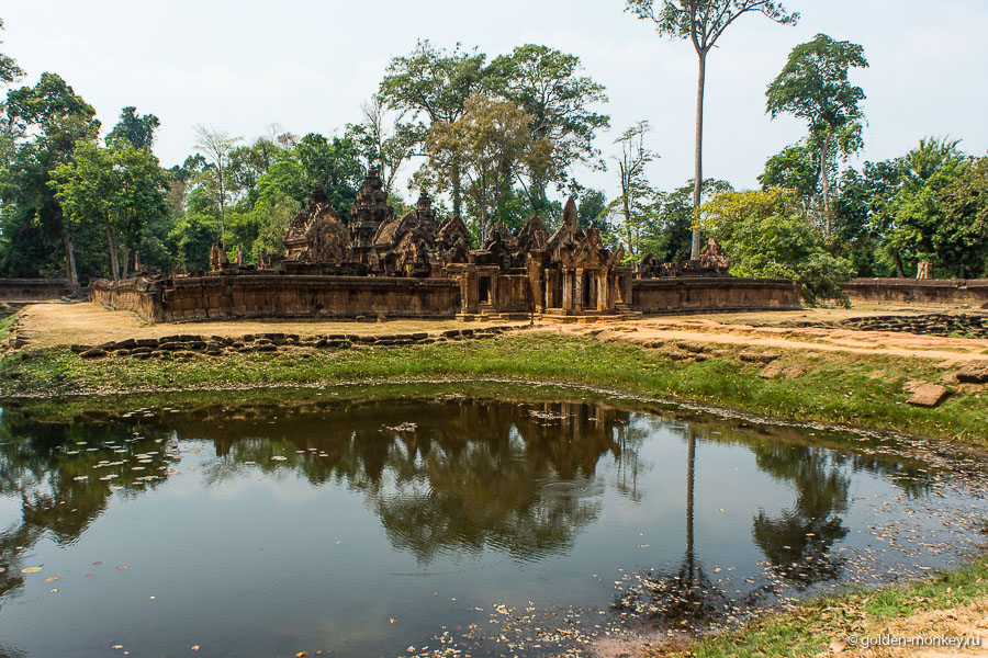 Как я уже писала, храм отличается своими компактными размерами. Его окружают три стены из латерита, а между вторым и третьим ограждениями находится заполненный водой ров, окаймленный ступенями. В отличие от Бенг Мелиа Бантей Срей предстает перед нами в отличном состоянии. Он был первым ангкорским храмом, восстановленным методом анастилоза, при котором постройку полностью разбирают, а потом собирают заново. Как я уже писала, храм отличается своими компактными размерами. Его окружают три стены из латерита, а между вторым и третьим ограждениями находится заполненный водой ров, окаймленный ступенями. В отличие от Бенг Мелиа Бантей Срей предстает перед нами в отличном состоянии. Он был первым ангкорским храмом, восстановленным методом анастилоза, при котором постройку полностью разбирают, а потом собирают заново.