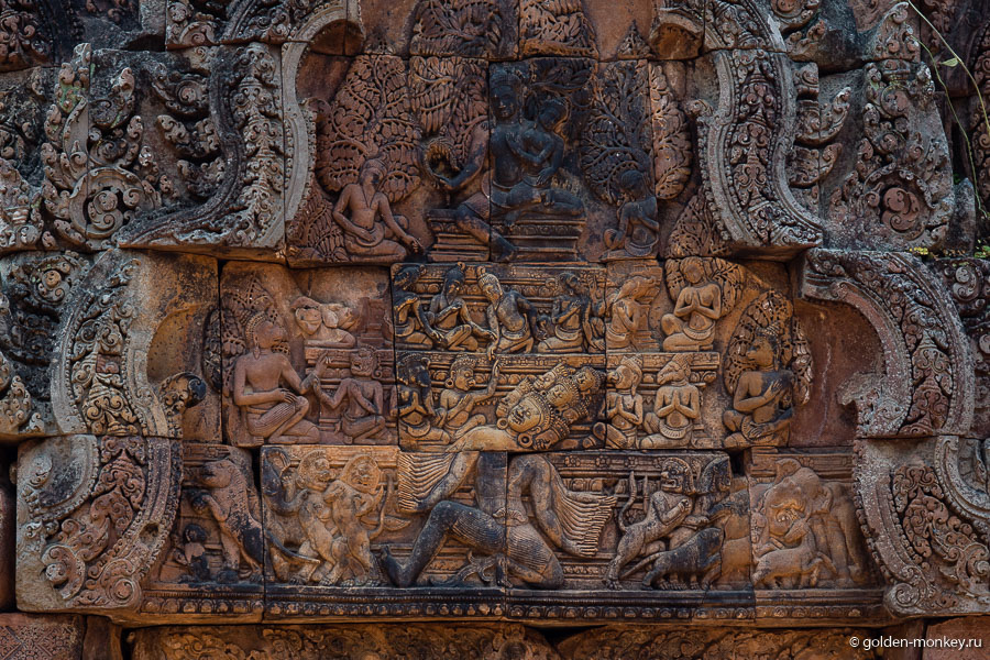 Практически каждый барельеф Бантей Срея – это целое сказание. Если будете гулять по храму с гидом, он все расскажет и покажет, остальным же, не сильно сведущим в индийском эпосе гражданам, таким как мы, останется только догадываться, о чем повествуют увиденные картины. Практически каждый барельеф Бантей Срея – это целое сказание. Если будете гулять по храму с гидом, он все расскажет и покажет, остальным же, не сильно сведущим в индийском эпосе гражданам, таким как мы, останется только догадываться, о чем повествуют увиденные картины.