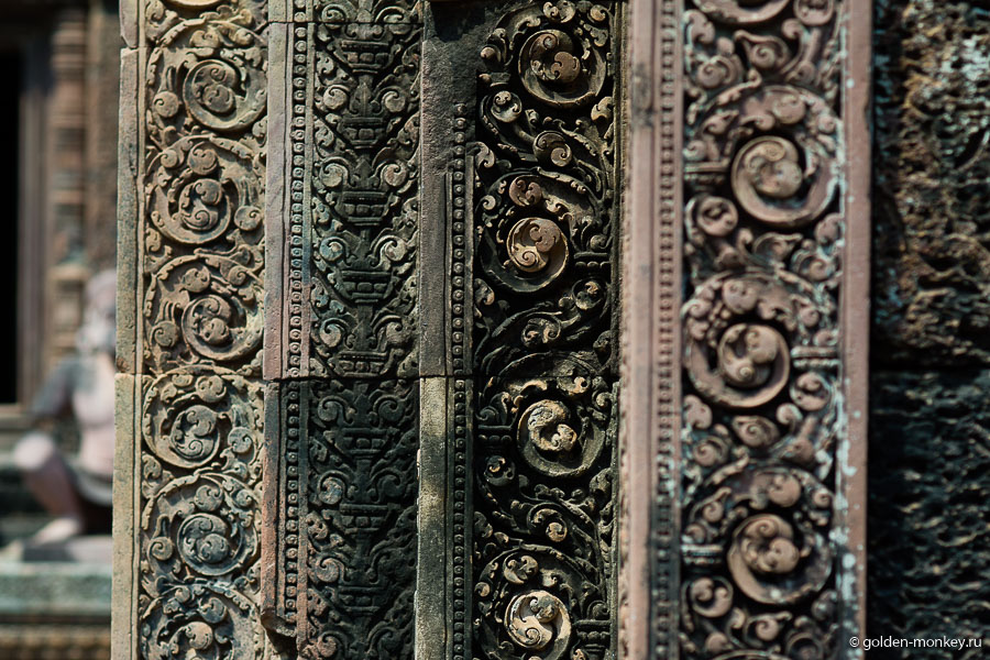 Также здесь впервые появились многоярусные фронтоны, украшенные резьбой с использованием разнообразных мотивов. Также здесь впервые появились многоярусные фронтоны, украшенные резьбой с использованием разнообразных мотивов.