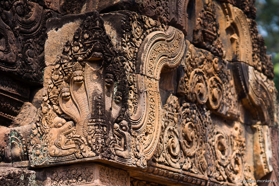 Если во внешних частях храмового комплекса еще встречаются чистые «полотна», то в центральной поверхности стен, дверные проемы, перекрытия украшены резьбой практически полностью. Если во внешних частях храмового комплекса еще встречаются чистые «полотна», то в центральной поверхности стен, дверные проемы, перекрытия украшены резьбой практически полностью.