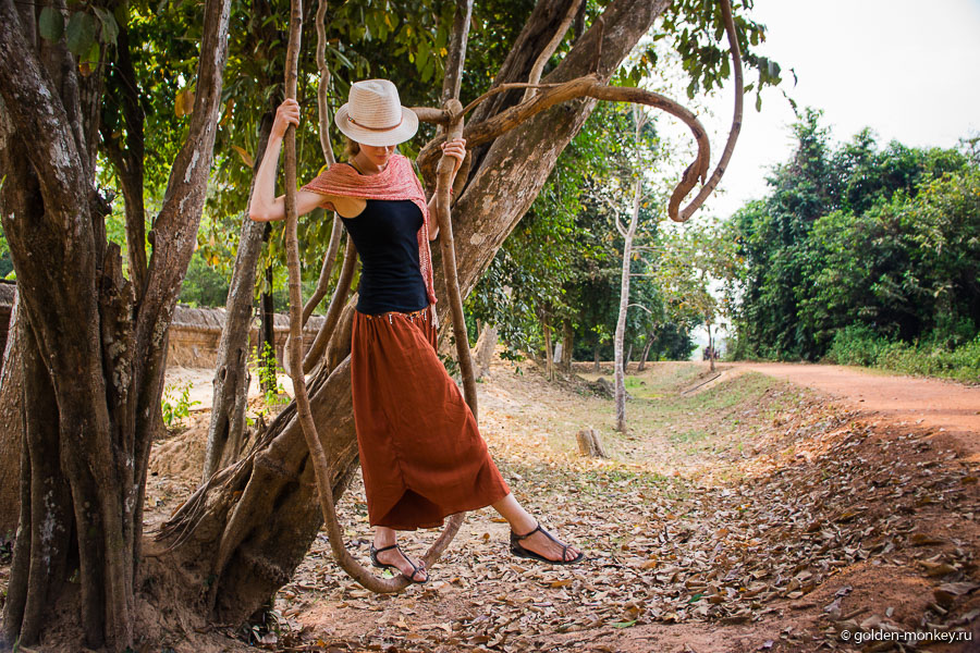 А еще можно покачаться на лиана-качелях )) А еще можно покачаться на лиана-качелях ))
